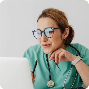 Collage de personas y formas abstractas, incluyendo una mujer con mapa, una mujer con tablet y una doctora.